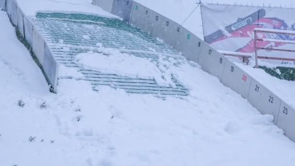 滑雪板上的雪正在滑落 今天是冬日 — 图库视频影像