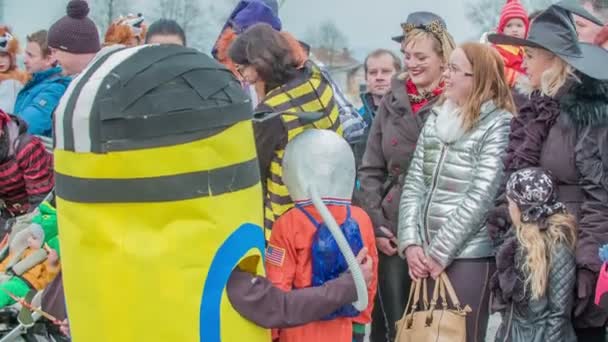 Bei Einer Parade Tragen Die Menschen Unterschiedliche Kostüme Ist Ein — Stockvideo