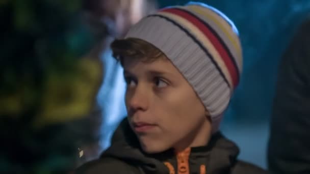 Ein Kind Isst Etwas Auf Einem Weihnachtsmarkt Trägt Einen Hut — Stockvideo