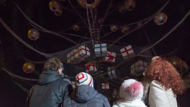 Lichter Gehen Einem Weihnachtsbaum Die Familie Schaut Und Ist Begeistert — Stockvideo