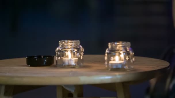 Zwei Kleine Kerzen Brennen Auf Dem Tisch Weihnachtsmarkt — Stockvideo