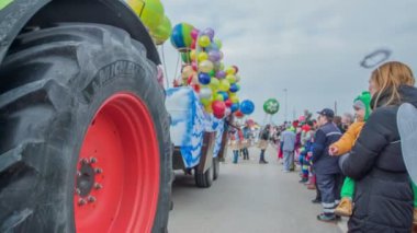 Ülkenin her yerinde büyük bir karnaval var. İnsanlar farklı kostümler giyip parti yapıyorlar..