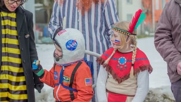 Vier Mitglieder Derselben Familie Tragen Während Des Karnevals Unterschiedliche Kostüme — Stockvideo