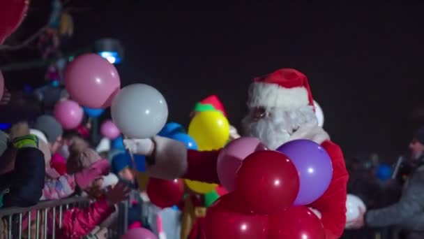 Papá Noel Está Dando Globos Los Niños Que Vinieron Verlo — Vídeo de stock