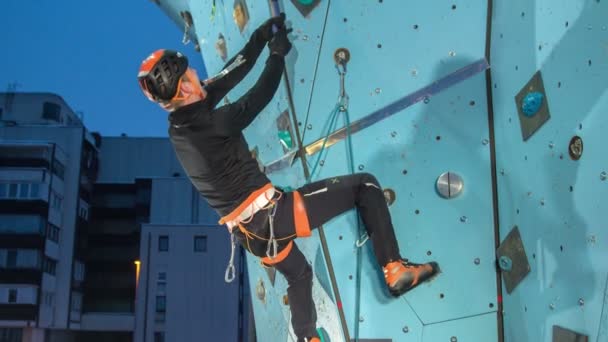 Hombre Está Escalando Pared Que Está Aire Libre Noche Podemos — Vídeos de Stock