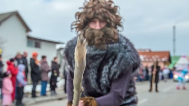 Dieser Mann Trägt Während Der Parade Ein Sehr Beängstigendes Kostüm — Stockvideo