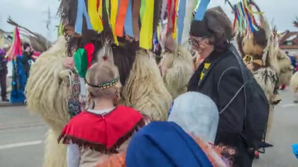 Einige Kostüme Bei Diesem Festival Sind Wirklich Einzigartig Die Menge — Stockvideo