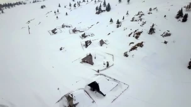 山頂では穏やかな冬の時間です 雪はその国のほとんどを覆っている 空中射撃 — ストック動画