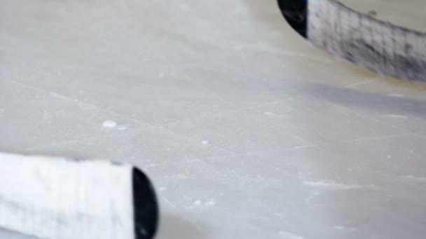 Zwei Hockeyschläger Treffen Sich Auf Dem Eis Wenn Sie Versuchen — Stockvideo