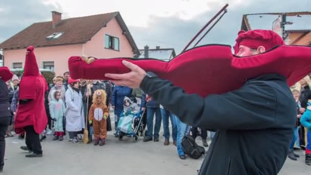 Některé Kostýmy Tomto Festivalu Jsou Opravdu Jedinečné Dav Dívá Průvod — Stock video