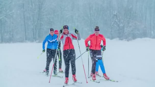 所有这些人都是越野滑雪速度很快 竭尽全力的人 这是一个寒冷的冬日 — 图库视频影像