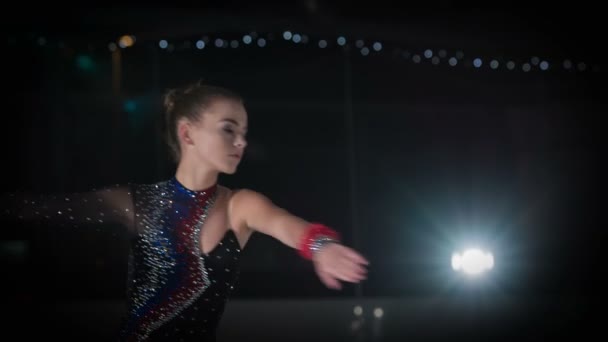 Uma Menina Gira Então Ela Termina Rotação Lindamente Ela Está — Vídeo de Stock