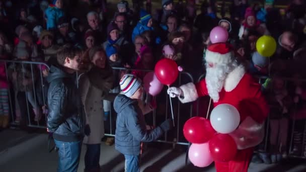Дети Рады Видеть Санта Клауса Трогают Бороду Дает Воздушные Шары — стоковое видео