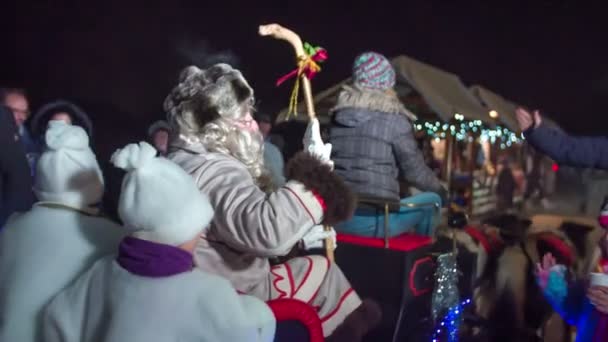 Дед Мороз Машет Детям Потому Уходит Рождественского Базара — стоковое видео