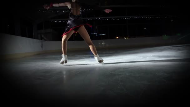 Deze Jonge Getalenteerde Kunstschaatsster Draait Het Ijs Ziet Erg Elegant — Stockvideo