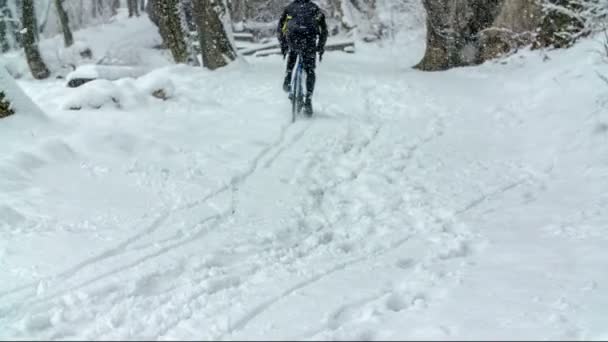 Homem Anda Bicicleta Quando Neve Cai Isto Desporto Extremo — Vídeo de Stock
