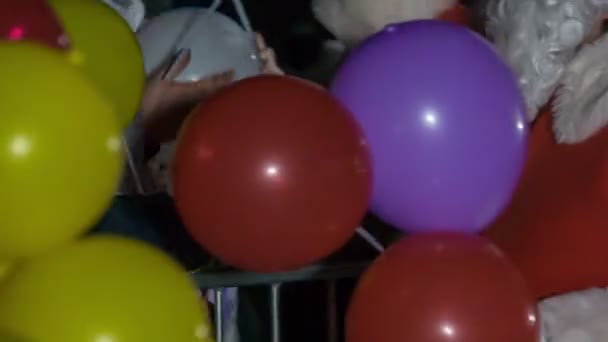 Święty Mikołaj Rozdaje Dzieciom Kolorowe Balony — Wideo stockowe