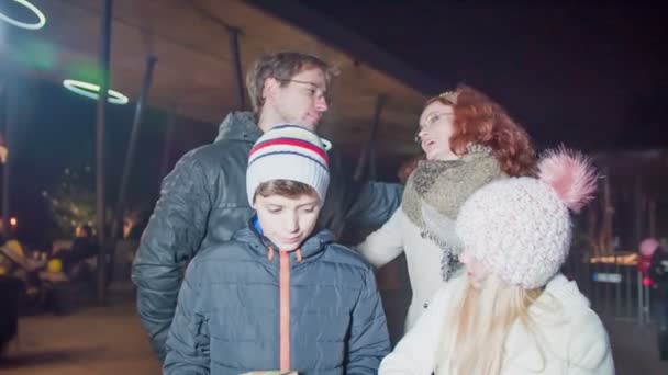 Föräldrar Glada Att Sina Barn Glada Efter Att Öppnar Julklappar — Stockvideo