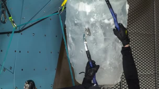 Ein Mann Hat Eine Trainingseinheit Und Hängt Eishaufen Und Versucht — Stockvideo