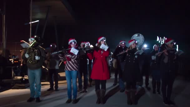 Orkiestra Dęta Gra Dla Publiczności Jarmarku Bożonarodzeniowym Grają Tradycyjną Świąteczną — Wideo stockowe