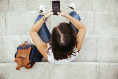 Genç güzel kadın ile smartphone