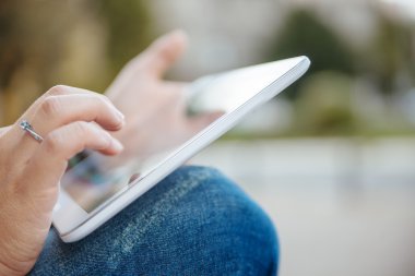 tablet ile genç kadın