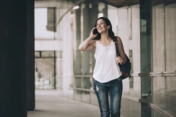 Jovem mulher falando ao telefone — Fotografia de Stock