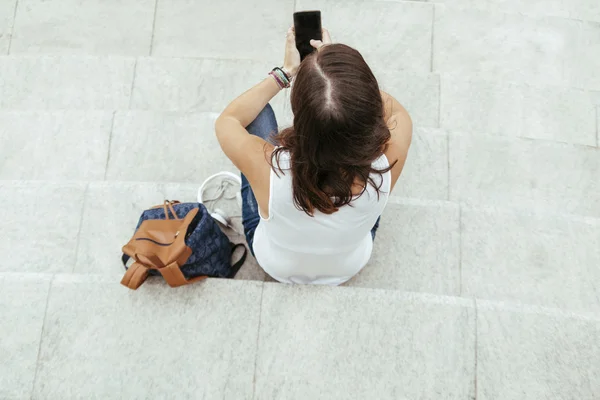 Молодая красивая женщина со смартфоном — стоковое фото