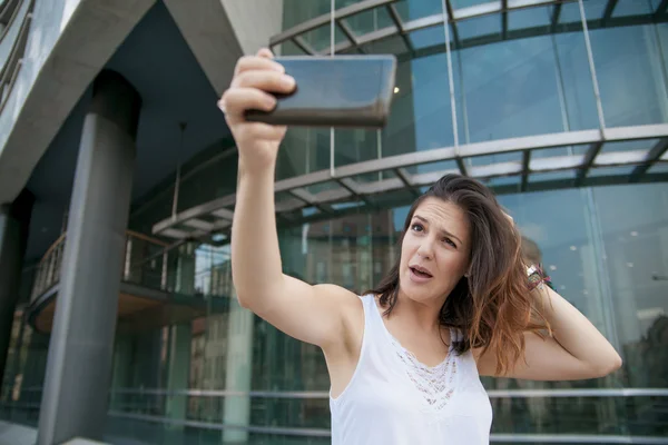 Ung vacker kvinna med selfie — Stockfoto