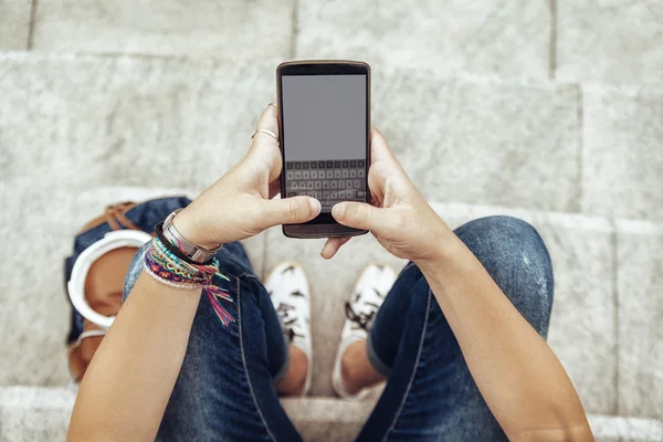 Mãos de mulher jovem com smartphone — Fotografia de Stock