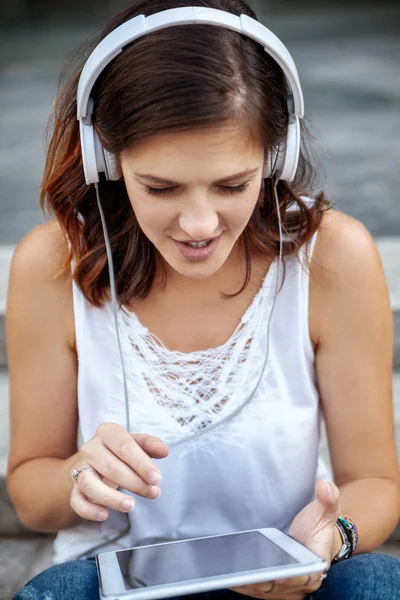 Vrouw luistert muziek met tablet — Stockfoto