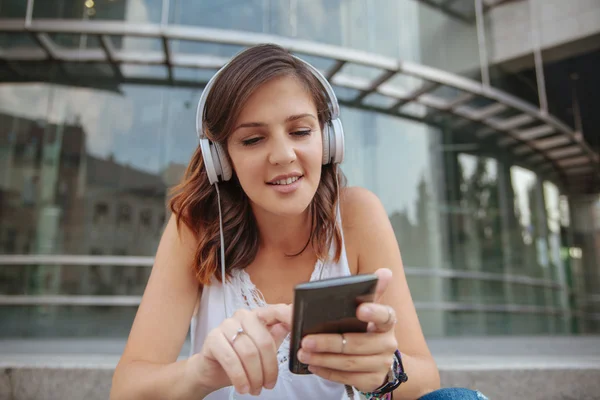 Jovem Mulher ouvindo música — Fotografia de Stock