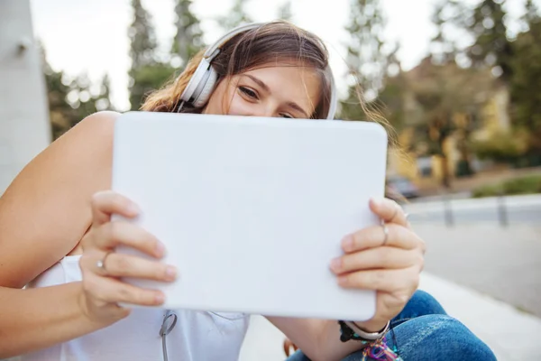 Молодая женщина с цифровым планшетом — стоковое фото