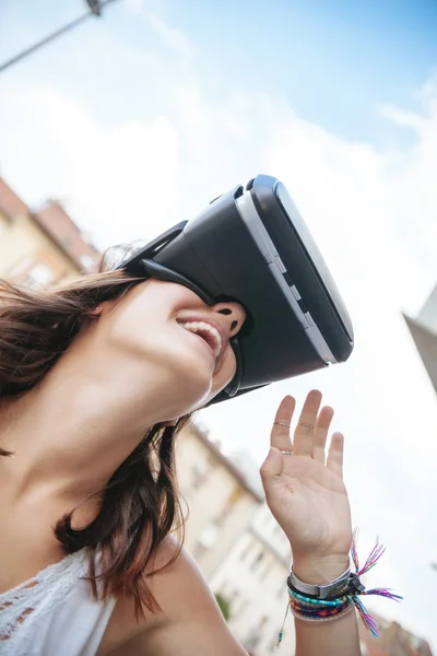 Wanita muda dengan kacamata virtual reality — Stok Foto