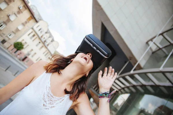 Young Woman with virtual reality goggles — Stock Photo, Image