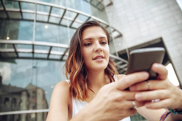 Akıllı telefonu olan genç bir kadın. — Stok fotoğraf