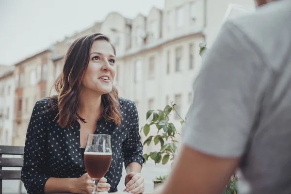 Молодая женщина пьет пиво с мужчиной — стоковое фото