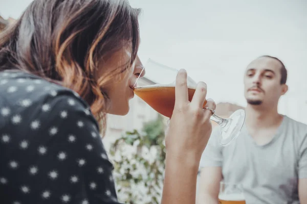 Una pareja bebiendo —  Fotos de Stock