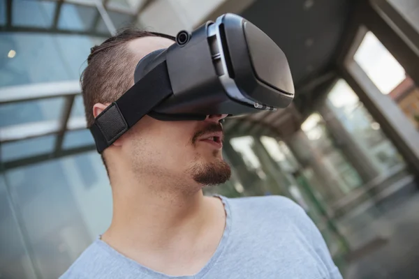 Seorang pemuda menggunakan VR — Stok Foto