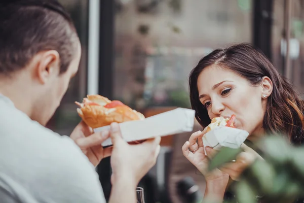Um casal comendo — Fotografia de Stock