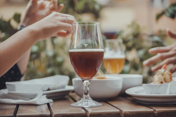 Paar drinken bier ik café — Stockfoto
