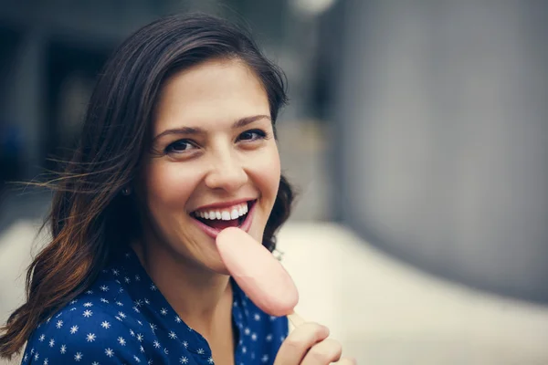 Mujer joven comiendo helado —  Fotos de Stock