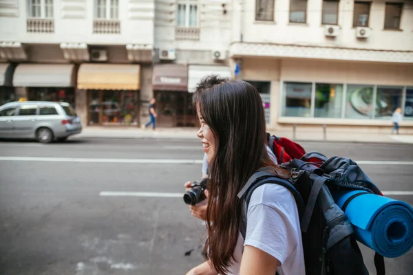 Jóvenes turistas asiáticos caminando — Foto de Stock