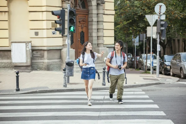 Jóvenes turistas asiáticos cruzando la calle — Foto de Stock