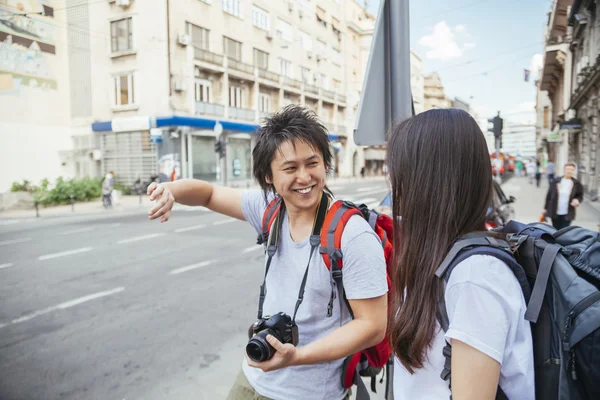 Jóvenes turistas asiáticos caminando —  Fotos de Stock