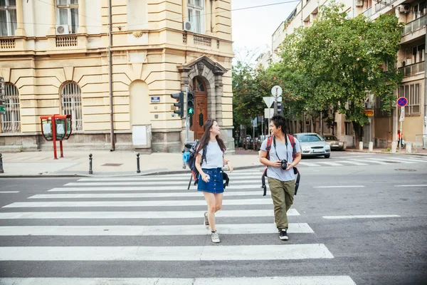 Jóvenes turistas asiáticos cruzando la calle — Foto de Stock