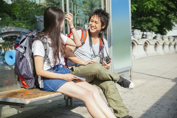 Unga asiatiska turister väntar buss — Stockfoto