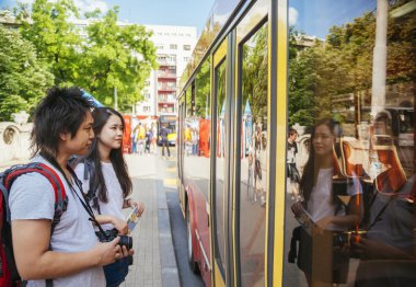 Genç Asyalı turist otobüs durağında