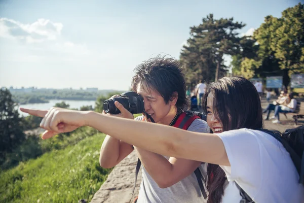 Jóvenes turistas asiáticos con cámara — Foto de Stock