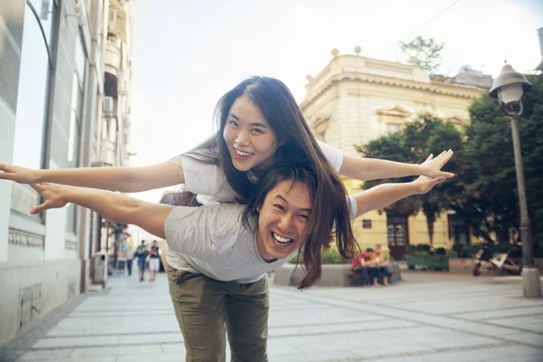 Unga asiatiska turister — Stockfoto